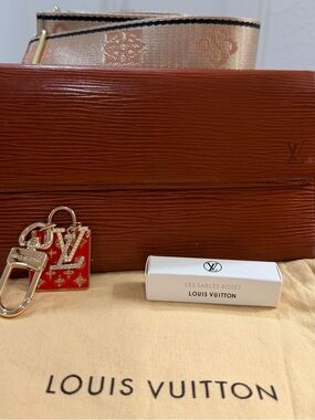 LOUIS VUITTON Epi Porte Tresor International Wallet Kenyan Fawn- with bag strap!